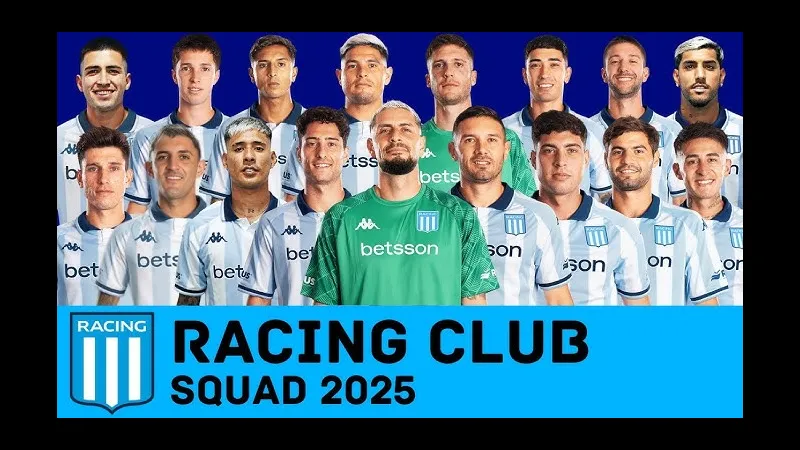Cầu thủ Racing Club và Defensa y Justicia tranh chấp bóng trước khán đài