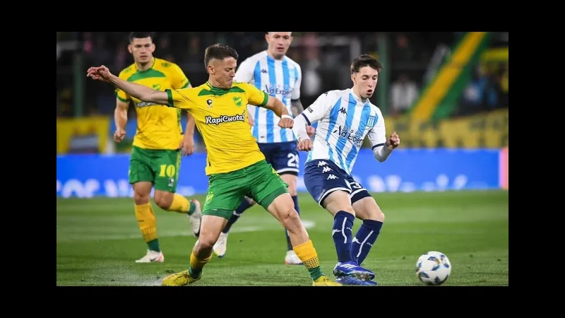 Cầu thủ Racing Club chạy nhanh với bóng trước sự can thiệp của Defensa y Justicia
