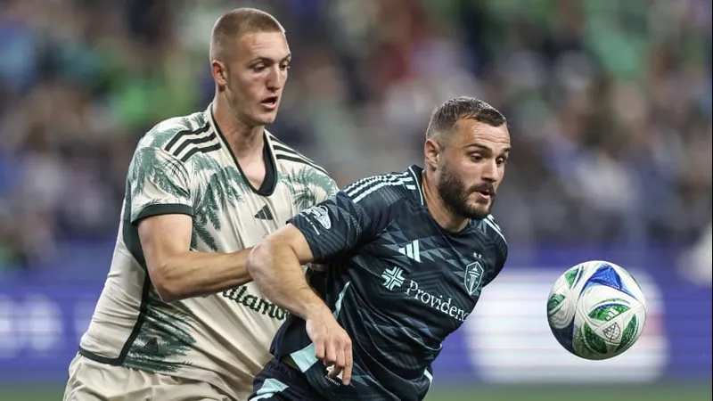 Cầu thủ Seattle Sounders và Portland Timbers tranh chấp bóng trên sân